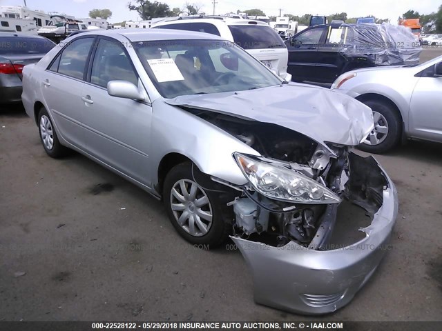 4T1BE32K65U051606 - 2005 TOYOTA CAMRY LE/XLE/SE ვერცხლისფერი ფოტო 1