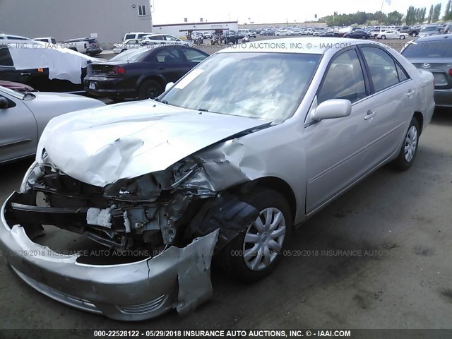4T1BE32K65U051606 - 2005 TOYOTA CAMRY LE/XLE/SE ვერცხლისფერი ფოტო 2