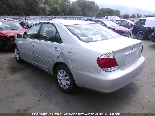 4T1BE32K65U051606 - 2005 TOYOTA CAMRY LE/XLE/SE ვერცხლისფერი ფოტო 3
