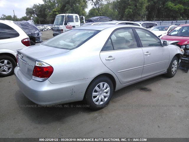 4T1BE32K65U051606 - 2005 TOYOTA CAMRY LE/XLE/SE ვერცხლისფერი ფოტო 4