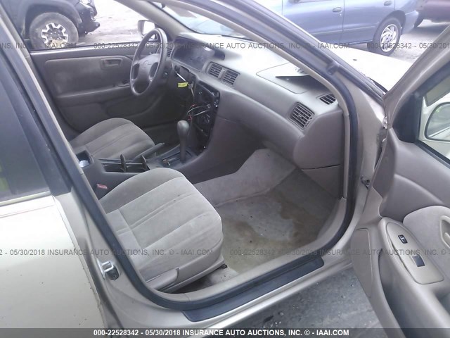 4T1BG22K4WU338321 - 1998 TOYOTA CAMRY CE/LE/XLE ოქროსფერი ფოტო 5