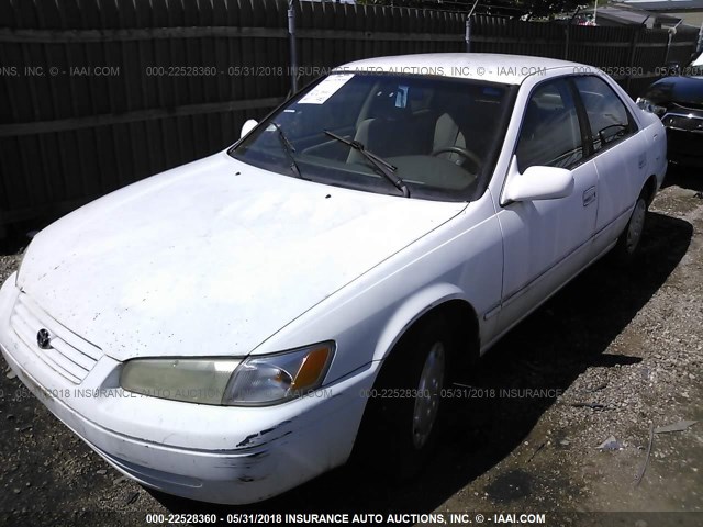 4T1BG28K7WU845236 - 1998 TOYOTA CAMRY CE/LE/XLE თეთრი ფოტო 2