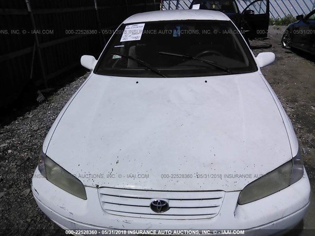 4T1BG28K7WU845236 - 1998 TOYOTA CAMRY CE/LE/XLE თეთრი ფოტო 6