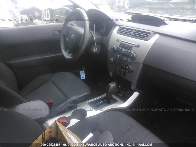 1FAHP35N68W105998 - 2008 FORD FOCUS SE/SEL/SES GRAY photo 5