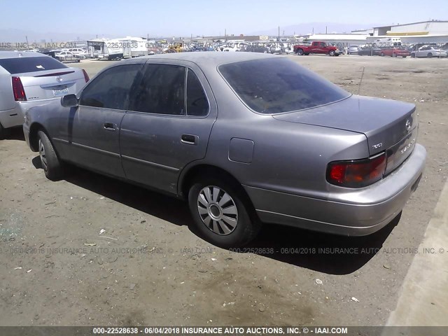 4T1BG12K5TU811956 - 1996 TOYOTA CAMRY DX/LE/XLE GRAY photo 3