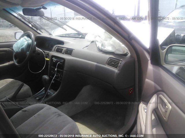 4T1BG22K2VU767102 - 1997 TOYOTA CAMRY CE/LE/XLE ოქროსფერი ფოტო 5