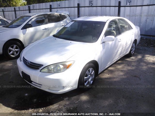 JTDBE32K330158217 - 2003 TOYOTA CAMRY LE/XLE WHITE photo 2