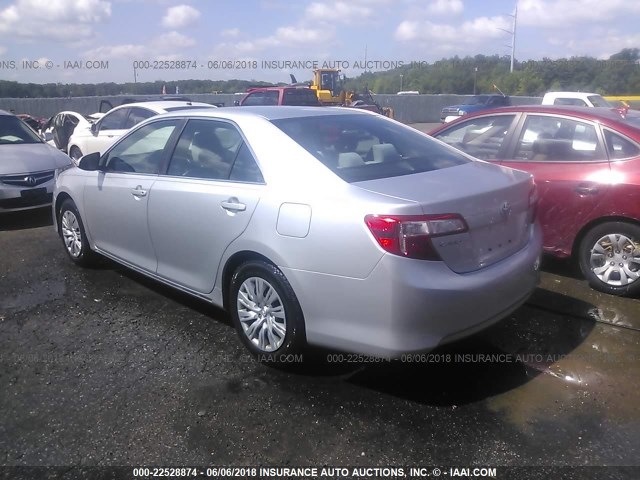 4T4BF1FK4DR304423 - 2013 TOYOTA CAMRY L/SE/LE/XLE SILVER photo 3