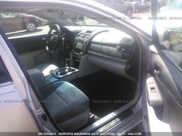 4T4BF1FK4DR304423 - 2013 TOYOTA CAMRY L/SE/LE/XLE 银色 照片 5