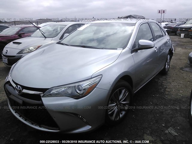 4T1BF1FKXGU596657 - 2016 TOYOTA CAMRY LE/XLE/SE/XSE ვერცხლისფერი ფოტო 2