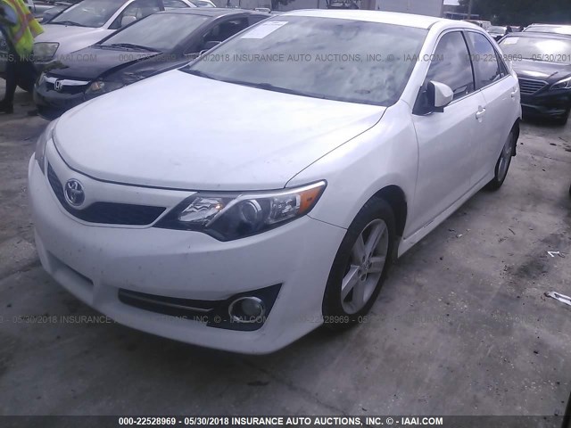 4T1BF1FK9EU842224 - 2014 TOYOTA CAMRY L/SE/LE/XLE 白色 照片 2