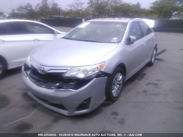 4T4BF1FK1CR229713 - 2012 TOYOTA CAMRY SE/LE/XLE SILVER photo 2
