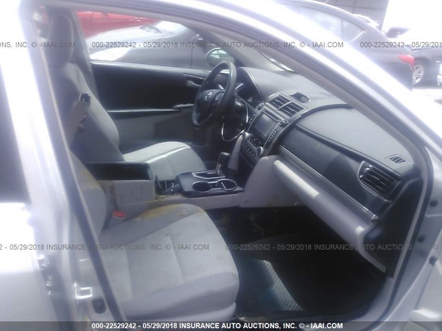4T4BF1FK1CR229713 - 2012 TOYOTA CAMRY SE/LE/XLE 银色 照片 5