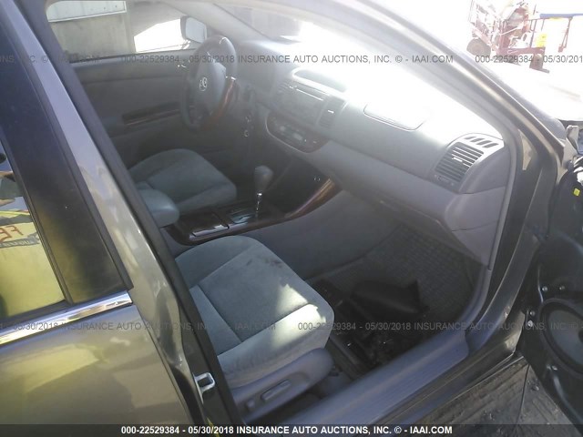 4T1BF30K82U512963 - 2002 TOYOTA CAMRY LE/XLE/SE GRAY photo 5