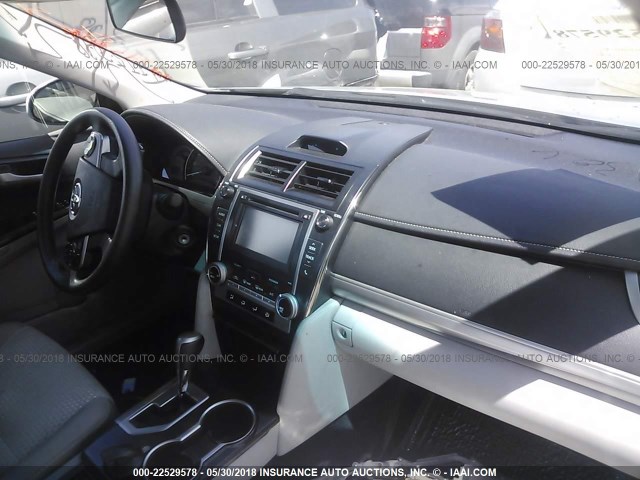 4T1BF1FK4EU849680 - 2014 TOYOTA CAMRY L/SE/LE/XLE 银色 照片 5