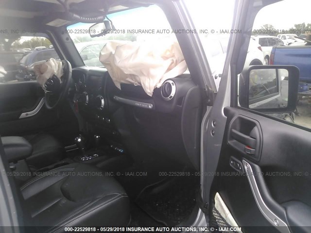1C4BJWFG3GL204927 - 2016 JEEP WRANGLER UNLIMITE RUBICON SILVER photo 5