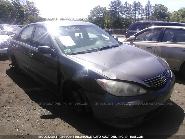 4T1BE32K25U978747 - 2005 TOYOTA CAMRY LE/XLE/SE ნაცრისფერი ფოტო 1