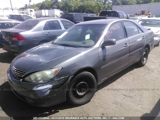 4T1BE32K25U978747 - 2005 TOYOTA CAMRY LE/XLE/SE ნაცრისფერი ფოტო 2