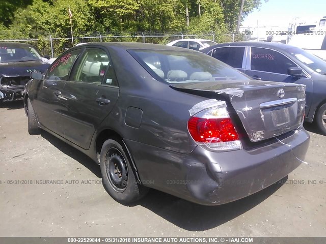 4T1BE32K25U978747 - 2005 TOYOTA CAMRY LE/XLE/SE ნაცრისფერი ფოტო 3