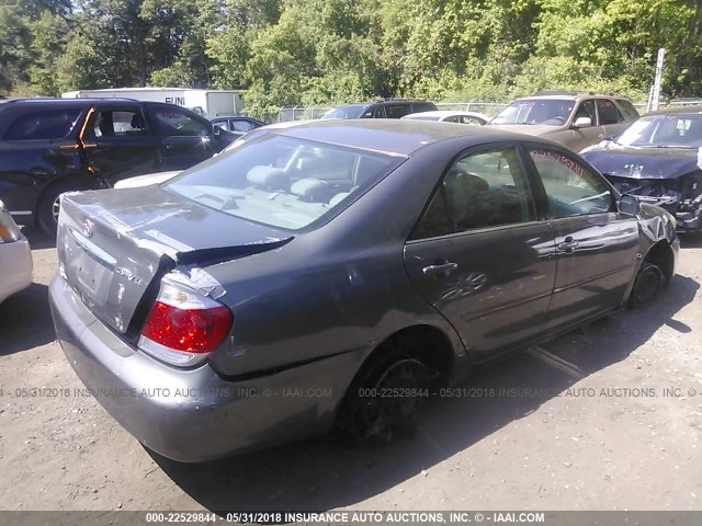 4T1BE32K25U978747 - 2005 TOYOTA CAMRY LE/XLE/SE ნაცრისფერი ფოტო 4