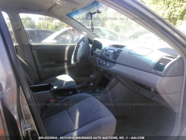 4T1BE32K25U978747 - 2005 TOYOTA CAMRY LE/XLE/SE ნაცრისფერი ფოტო 5