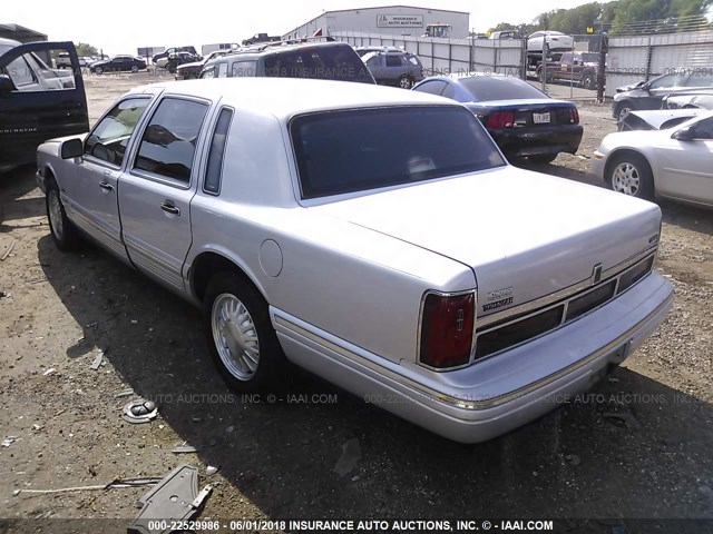 1LNLM83W8VY604688 - 1997 LINCOLN TOWN CAR CARTIER SILVER photo 3