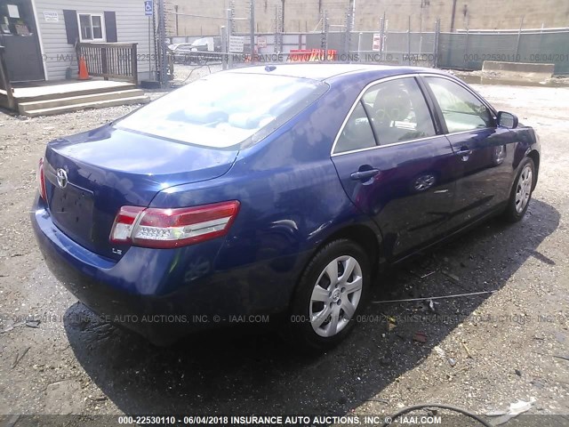 4T1BF3EKXBU607677 - 2011 TOYOTA CAMRY SE/LE/XLE BLUE photo 4