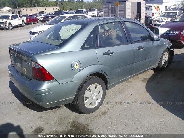 1FAFP34N06W106568 - 2006 FORD FOCUS ZX4 GRAY photo 4