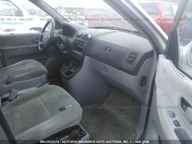 KNDUP132756735790 - 2005 KIA SEDONA EX/LX SILVER photo 5