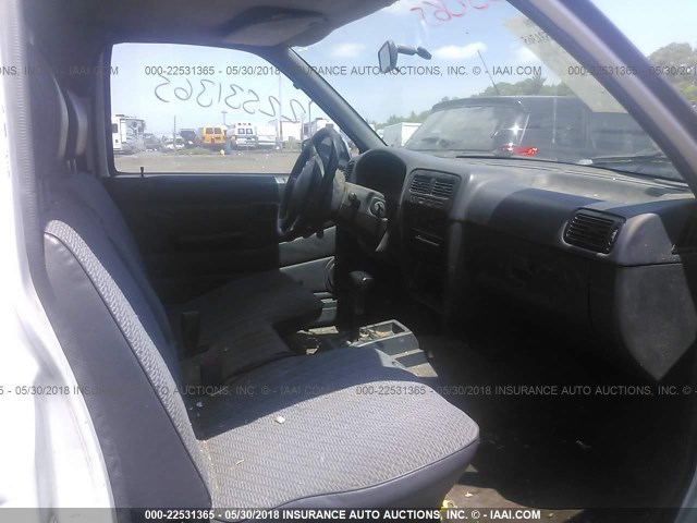 1N6SD11S5VC430841 - 1997 NISSAN TRUCK XE WHITE photo 5