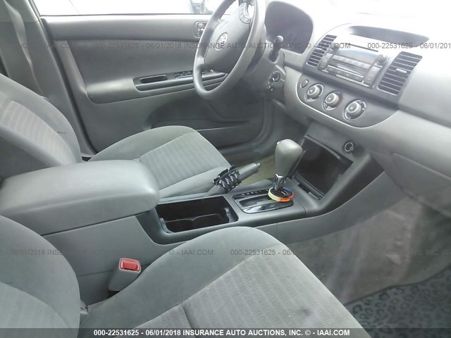 4T1BE32K55U034845 - 2005 TOYOTA CAMRY LE/XLE/SE 银色 照片 5