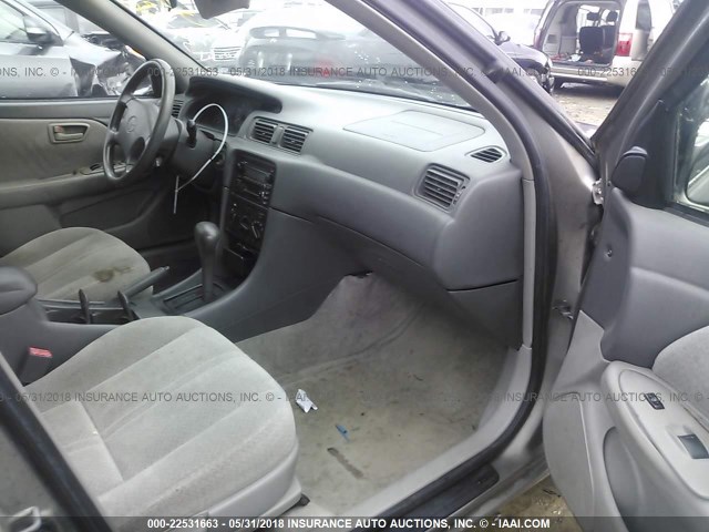 4T1BG22K0YU633970 - 2000 TOYOTA CAMRY CE/LE/XLE 米色 照片 5