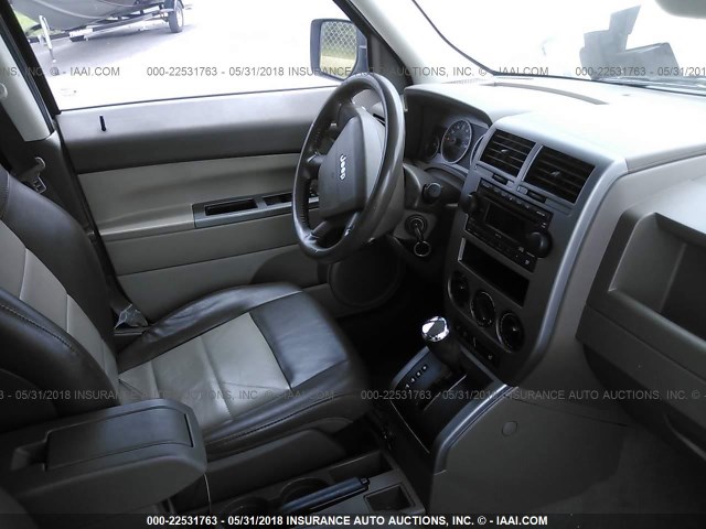 1J8FT48W67D416437 - 2007 JEEP PATRIOT LIMITED WHITE photo 5