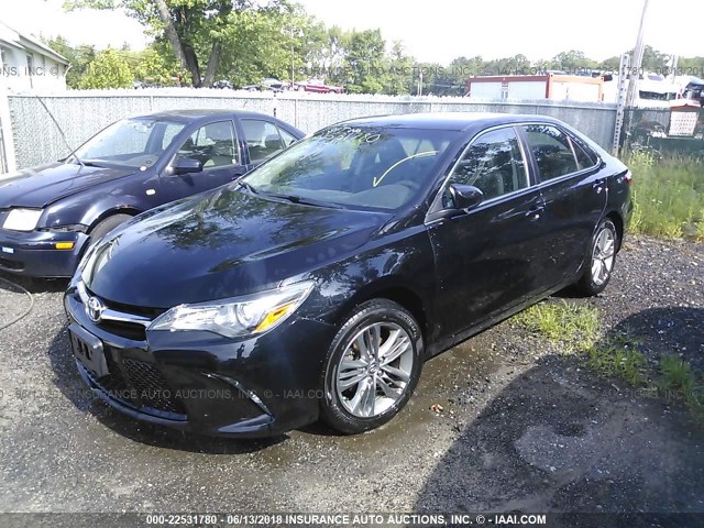 4T1BF1FK0HU409153 - 2017 TOYOTA CAMRY LE/XLE/SE/XSE BLACK photo 2