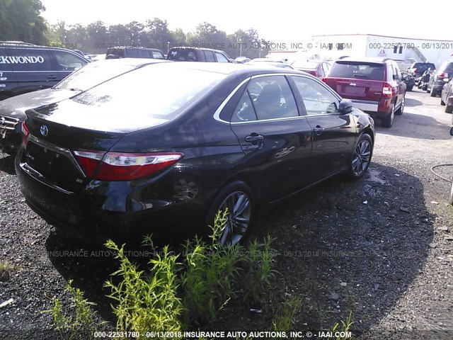4T1BF1FK0HU409153 - 2017 TOYOTA CAMRY LE/XLE/SE/XSE BLACK photo 4