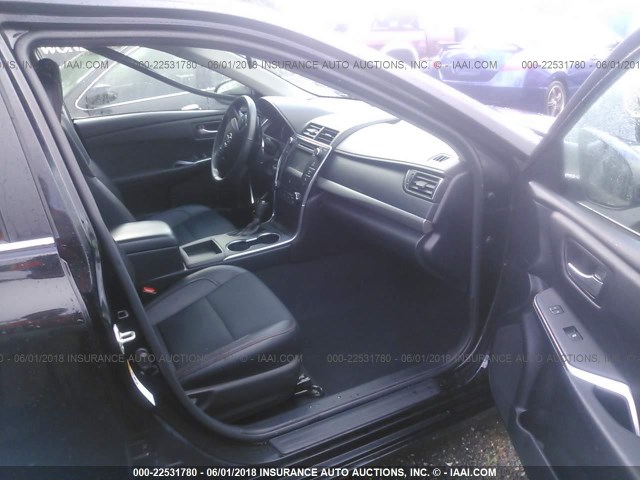 4T1BF1FK0HU409153 - 2017 TOYOTA CAMRY LE/XLE/SE/XSE BLACK photo 5