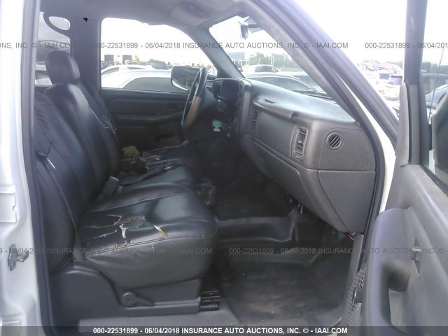 1GCJC33U65F892187 - 2005 CHEVROLET SILVERADO C3500 WHITE photo 5