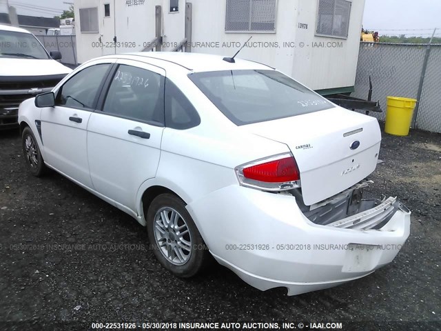 1FAHP35N18W284502 - 2008 FORD FOCUS SE/SEL/SES WHITE photo 3