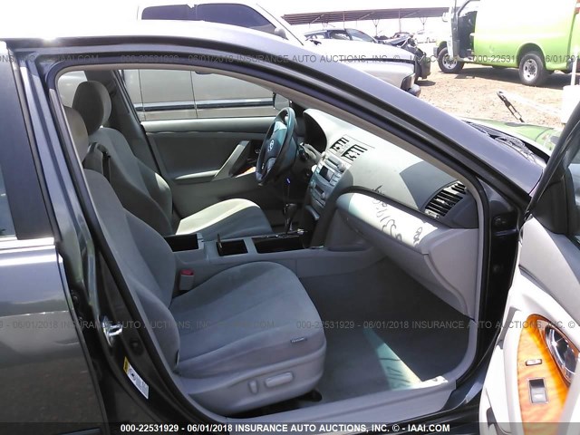 4T4BF3EK6AR055454 - 2010 TOYOTA CAMRY SE/LE/XLE GRAY photo 5