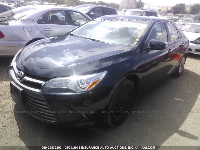 4T4BF1FK2FR516160 - 2015 TOYOTA CAMRY LE/XLE/SE/XSE BLUE photo 2