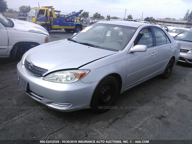 4T1BE32K02U070406 - 2002 TOYOTA CAMRY LE/XLE/SE ვერცხლისფერი ფოტო 2