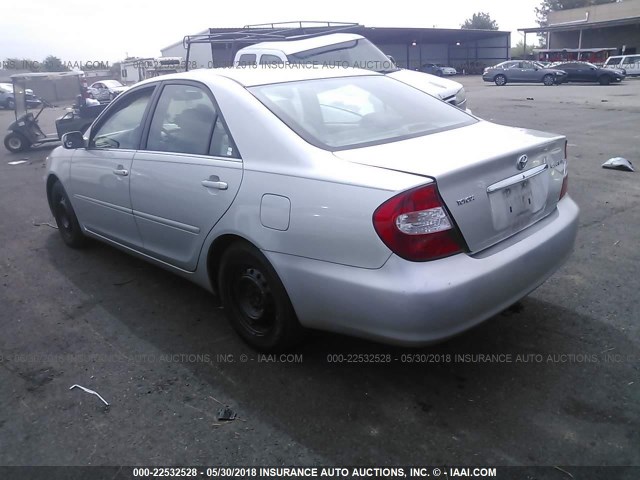 4T1BE32K02U070406 - 2002 TOYOTA CAMRY LE/XLE/SE ვერცხლისფერი ფოტო 3