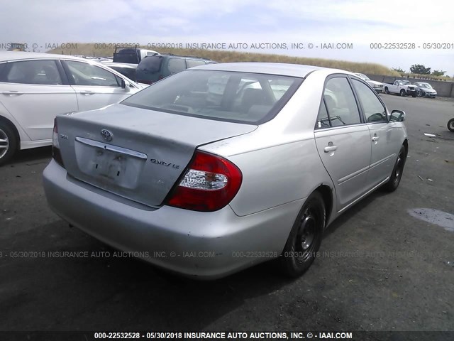 4T1BE32K02U070406 - 2002 TOYOTA CAMRY LE/XLE/SE ვერცხლისფერი ფოტო 4