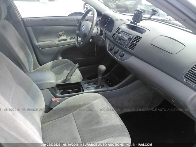 4T1BE32K02U070406 - 2002 TOYOTA CAMRY LE/XLE/SE ვერცხლისფერი ფოტო 5
