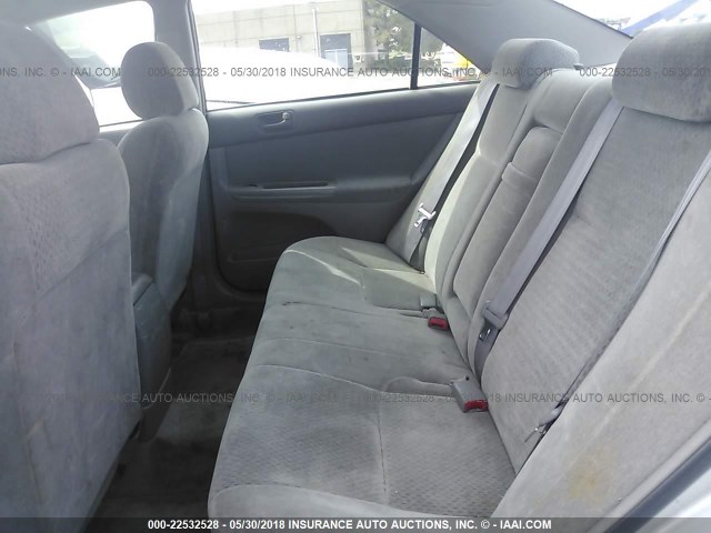 4T1BE32K02U070406 - 2002 TOYOTA CAMRY LE/XLE/SE ვერცხლისფერი ფოტო 8