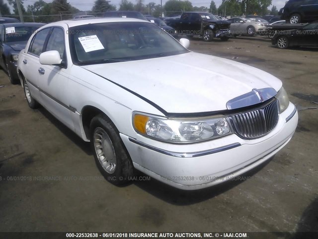 1LNHM81W2YY898151 - 2000 LINCOLN TOWN CAR EXECUTIVE WHITE photo 1