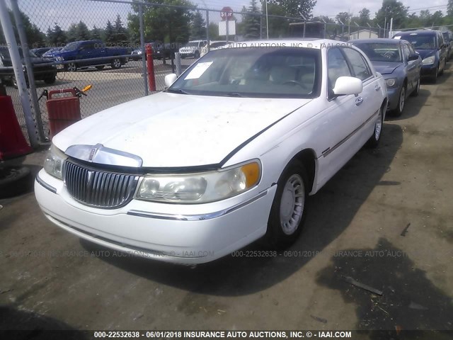 1LNHM81W2YY898151 - 2000 LINCOLN TOWN CAR EXECUTIVE WHITE photo 2