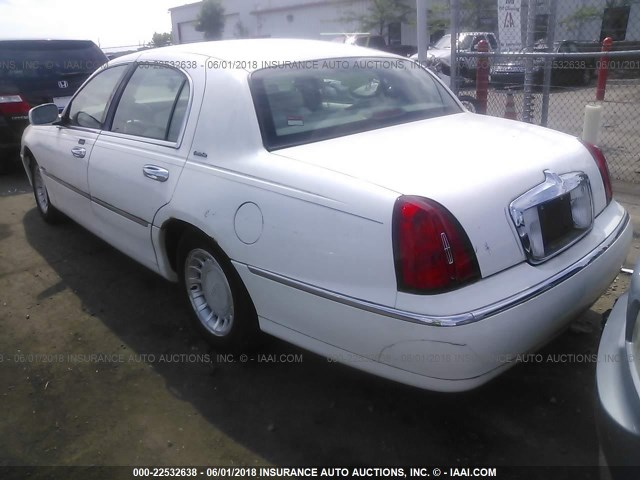 1LNHM81W2YY898151 - 2000 LINCOLN TOWN CAR EXECUTIVE WHITE photo 3