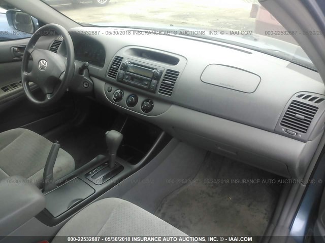 4T1BE32K92U521154 - 2002 TOYOTA CAMRY LE/XLE/SE ღია ლურჯი ფოტო 5