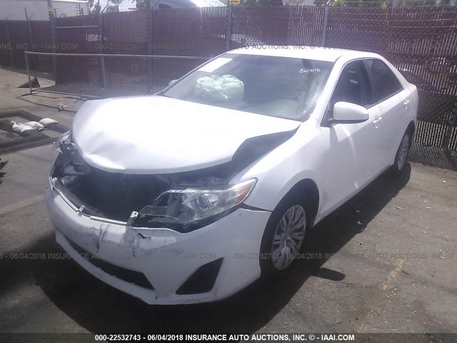4T1BF1FK4EU442801 - 2014 TOYOTA CAMRY L/SE/LE/XLE 白色 照片 2